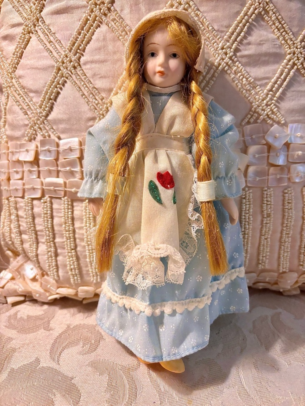 COLLECTABLE VINTAGE GIRL DOLL IN EXCELLENT CONDITION WITH BLONDE BRAIDS
